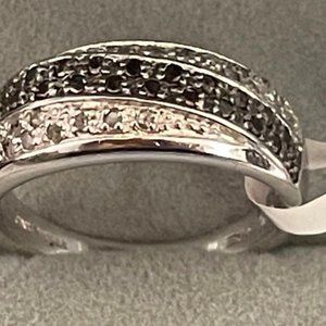White & Black Diamond Sterling ring size 7 NWT RP$239.00. Great for gifting!